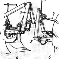 <strong>Автосцепка</strong> СА-1 плуга: а - замок; б - рамка; 1 - рама плуга; 2 замок; 3 - рамка; 4 - нижние тяги механизма навески трактора; 5 - верхняя тяга механизма навески трактора