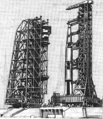Пусковая установка с ракетой (США). Слева - башня обслуживания